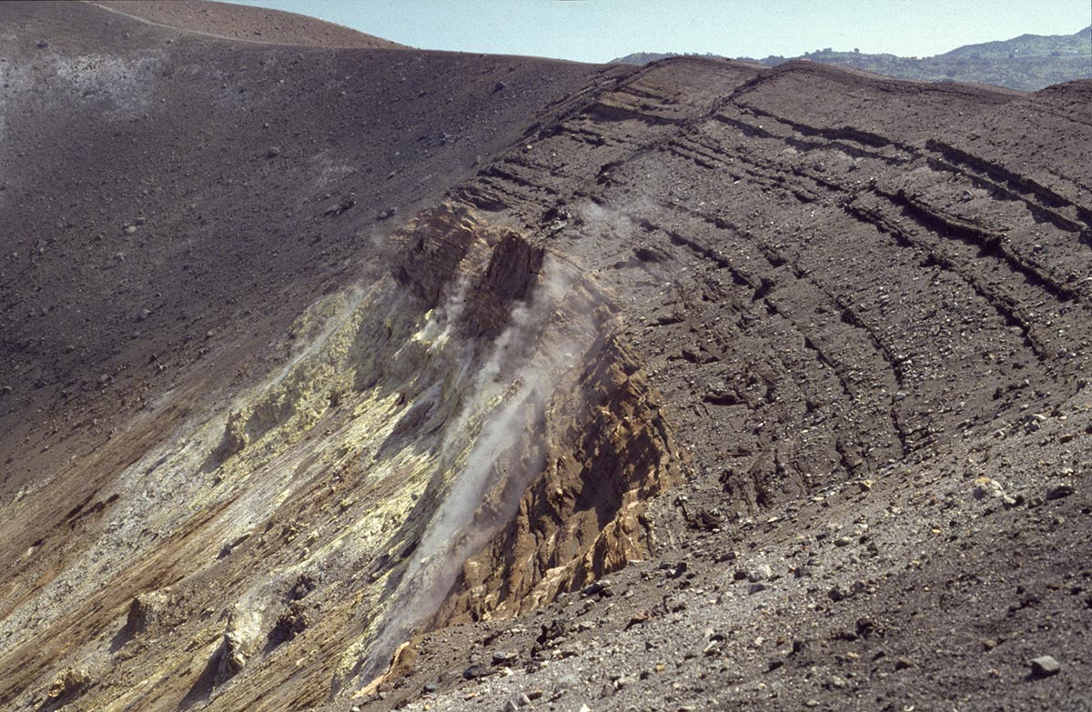 Kraterwand mit Fumarolen