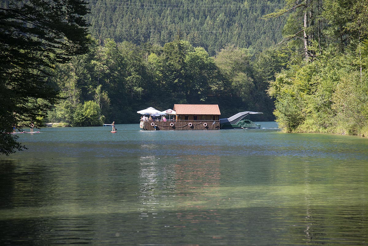 Schwimmende Almhütte