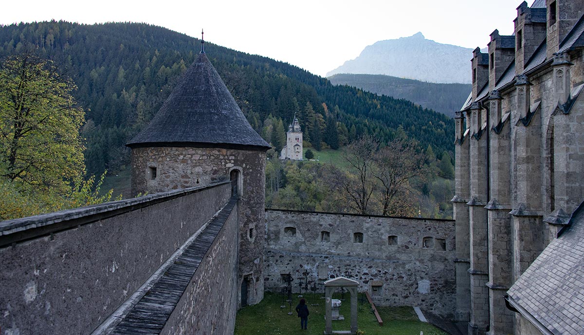 Blick zum Reckturm und Friedhof